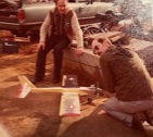 1980 Hanspeter bei den Startvorbereitungen und Walti sitzend 