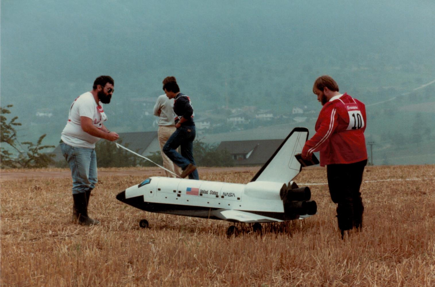 1985 Rolf während dem Flugtag in Büren als Pilot des legendären Space Shuttle