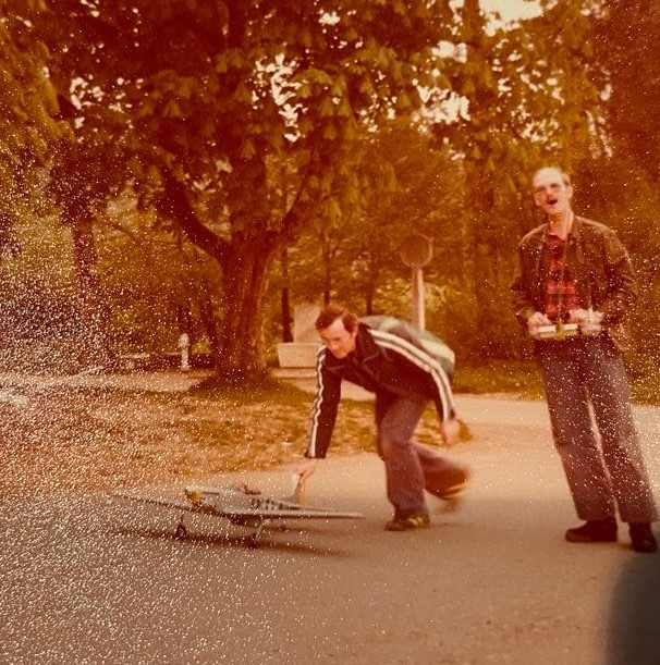 Hanspeter startet seine Mustang mit Anschubhilfe von Hans. 1980 wurde noch direkt auf der Strasse gestartet. 