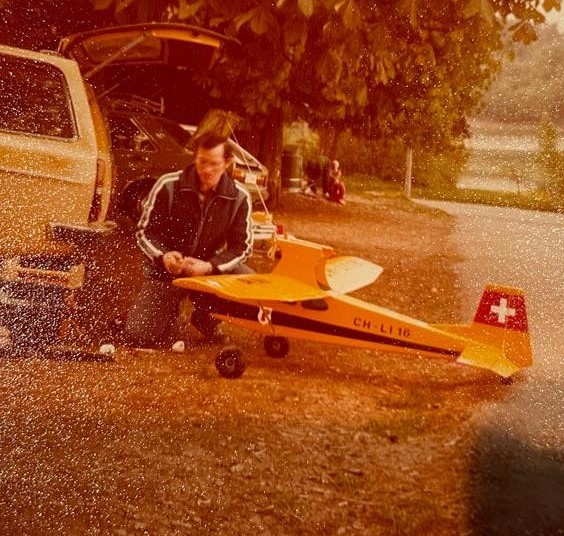 Hans mit seinem Biglift mit Huckepack-Vorrichtung für die Seglertransporte. Damals wurden die Fahrzeuge gleich neben der Piste geparkt. Sichtern 1980.