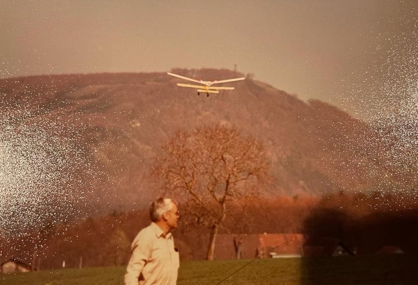 Huckepack Seglertransport in 1983 auf dem Flugplatz Sichtern. Im Vordergrund Ernst.