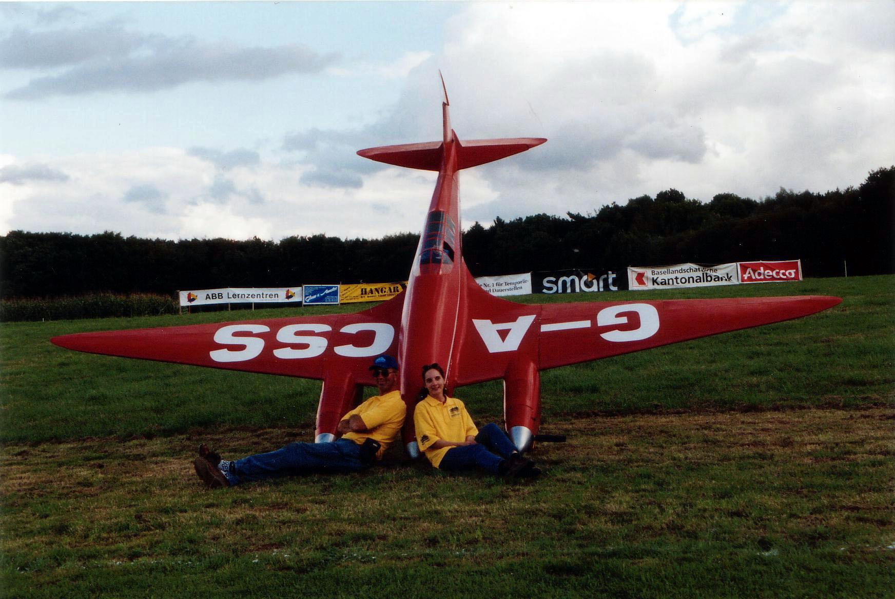 Besuch aus England. Steve und Sharon mit der DeHavilland Comet mit 6.4m Spannweite und 64kg Startgewicht am Flugtag Liestal 2001