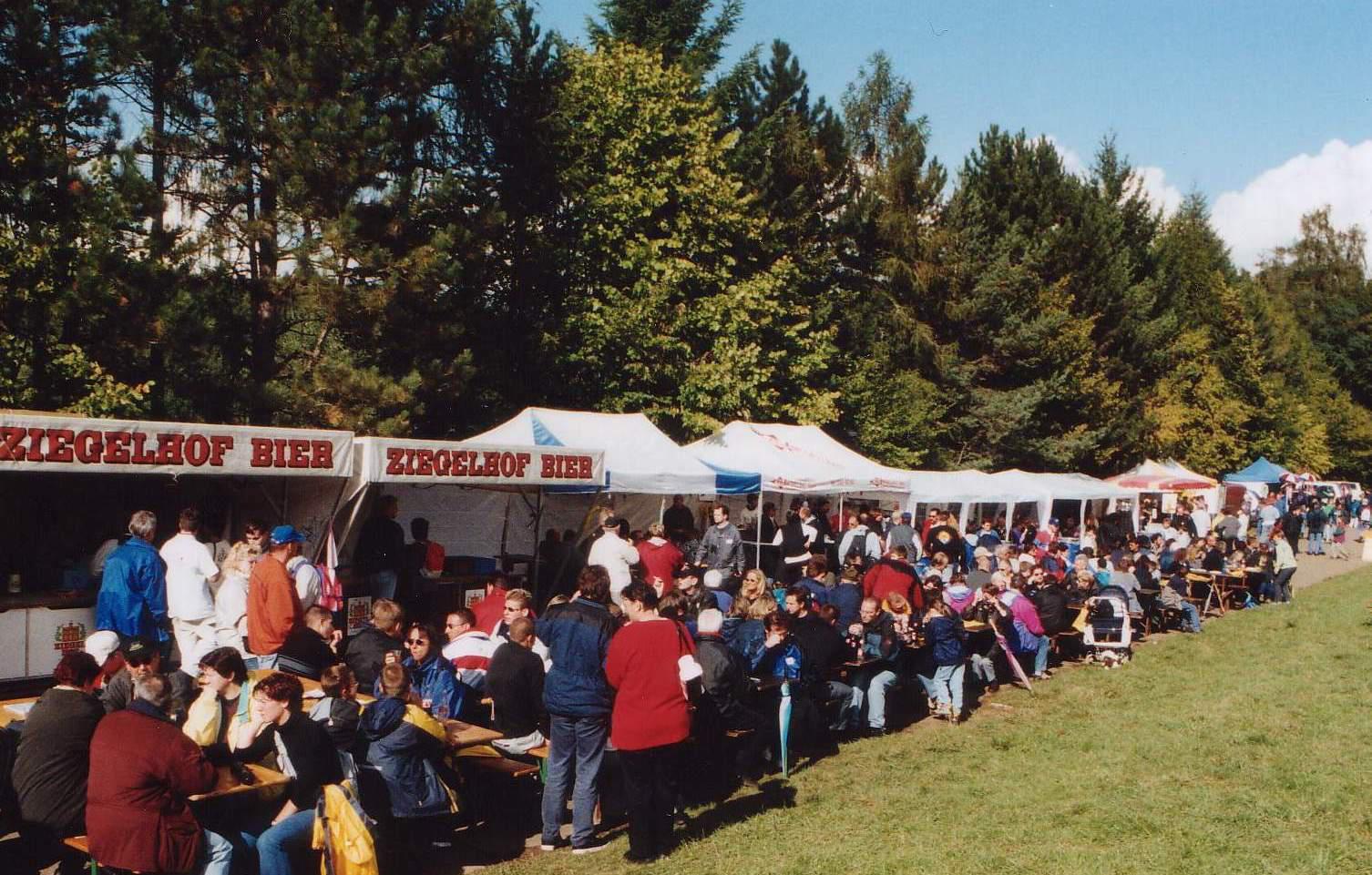 Voll belegte Festwirtschaft am Flugtag Liestal 2001