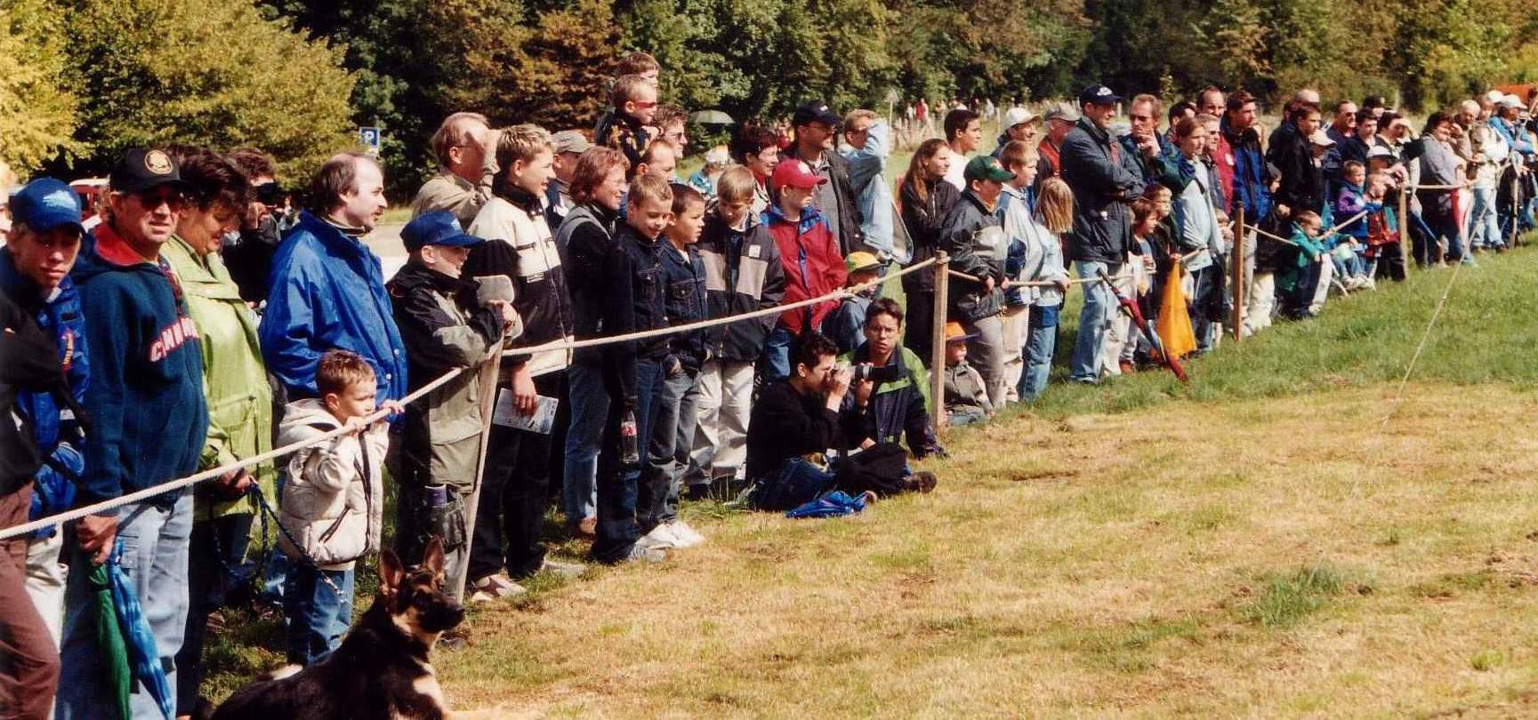 Tausende von Zuschauern und Zuschauerinnen am Flugtag Liestal 2001