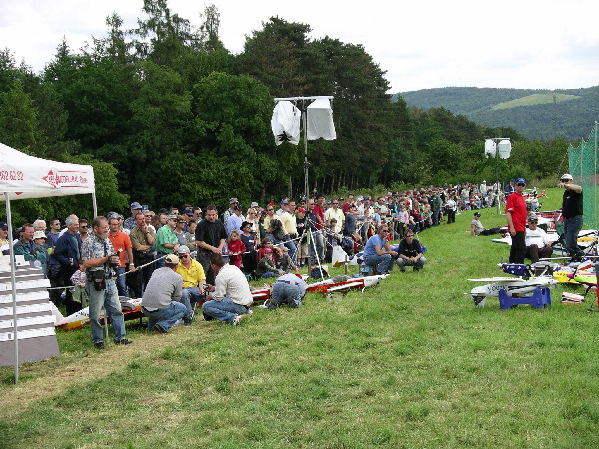 Zuschauer und Zuschauerinnenkulisse am Flugtag Liestal 2004