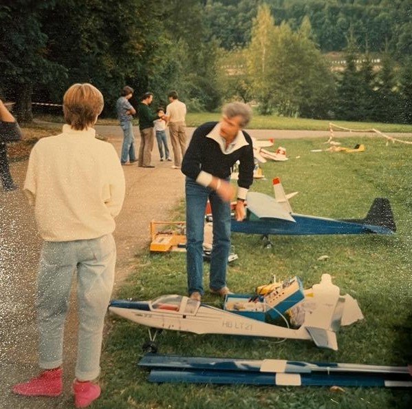 Fliegen an einem Samstag 1985 auf dem Flugplatz Sichtern.