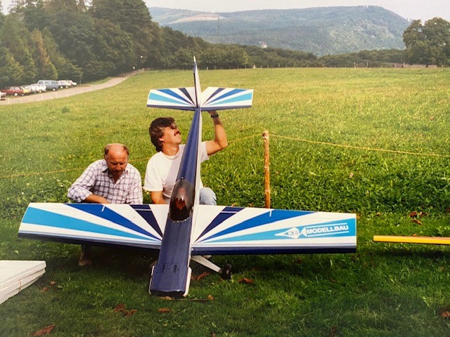 Ricco und Walti beim Aufbauen des neuen Akrofliegers von Ricco, ca. 1998
