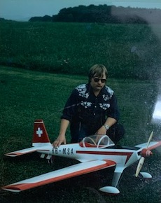 Rolf 1987 mit seiner neu gebauten Akrostar auf dem Flugplatz Sichtern