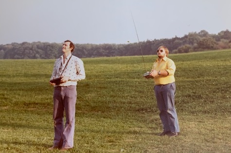 Hans und Rolf mit einer langen Antenne 1984 auf dem Flugplatz Sichtern